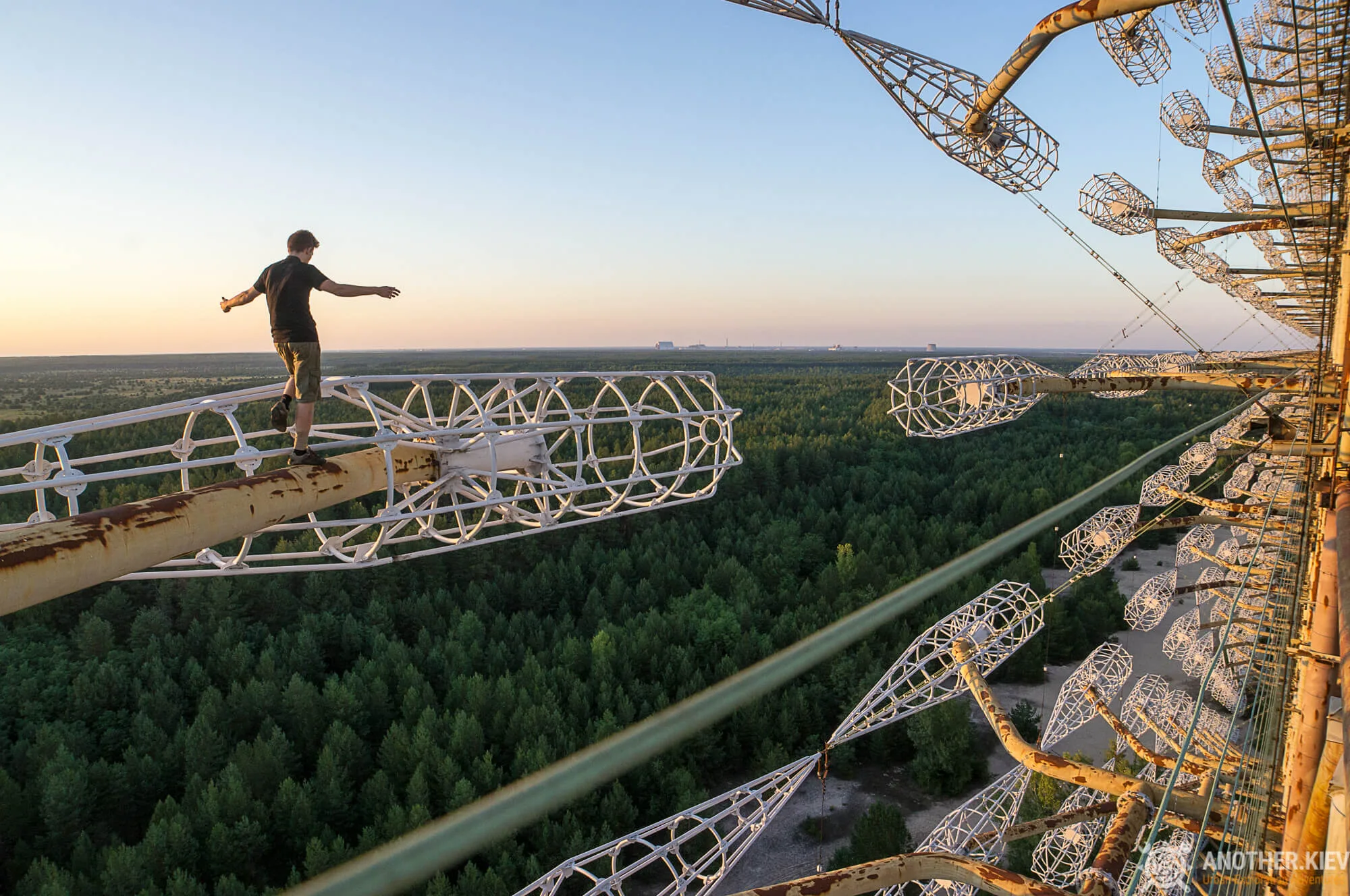 climbing duga-3 b illegal tourist