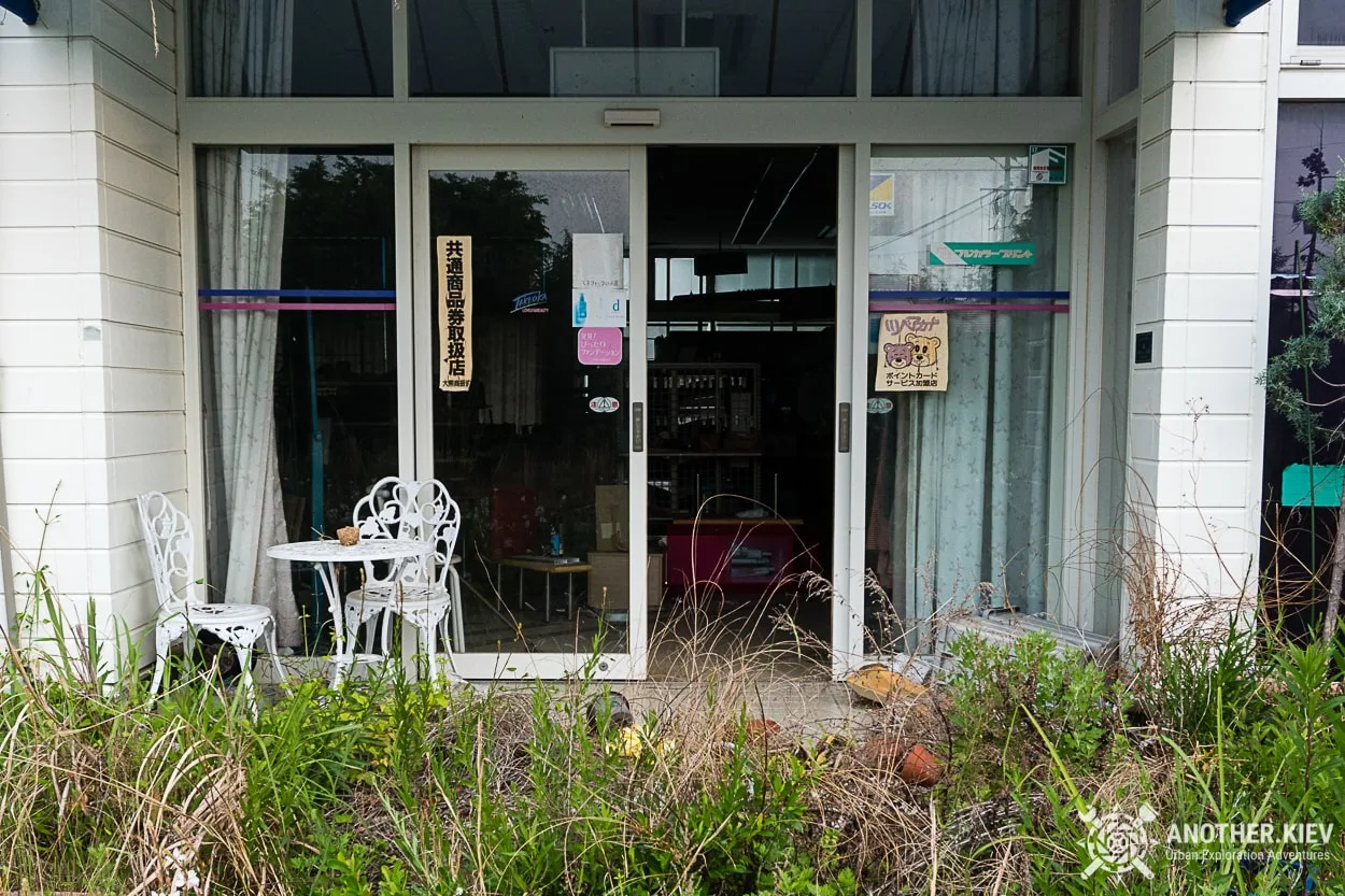 oped doors to abandoned supermarket
