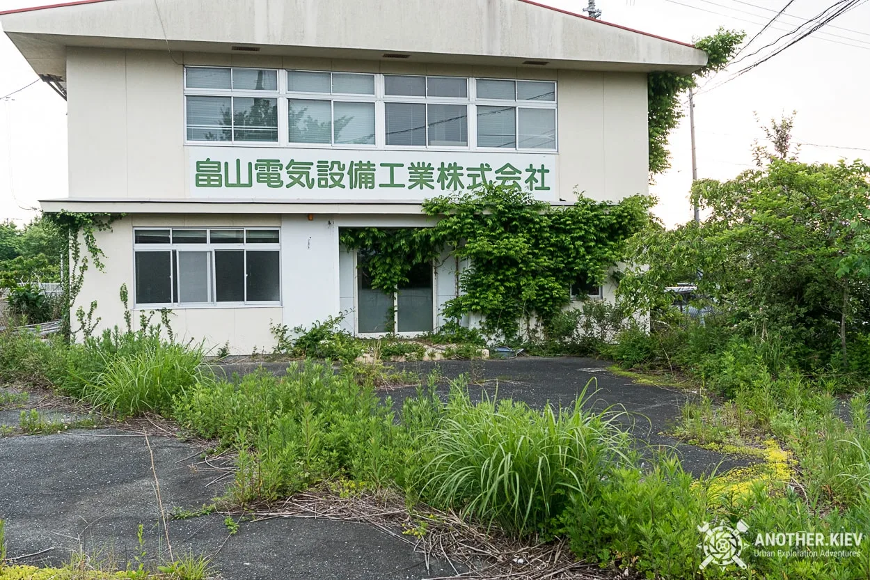 abandoned shop in Okuma town
