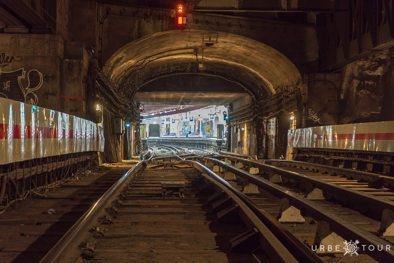 going throw abandoned stations paris metro