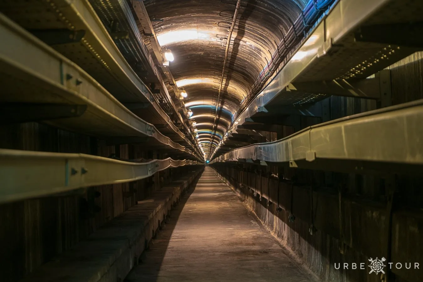 cable tunnel between lines in paris metro